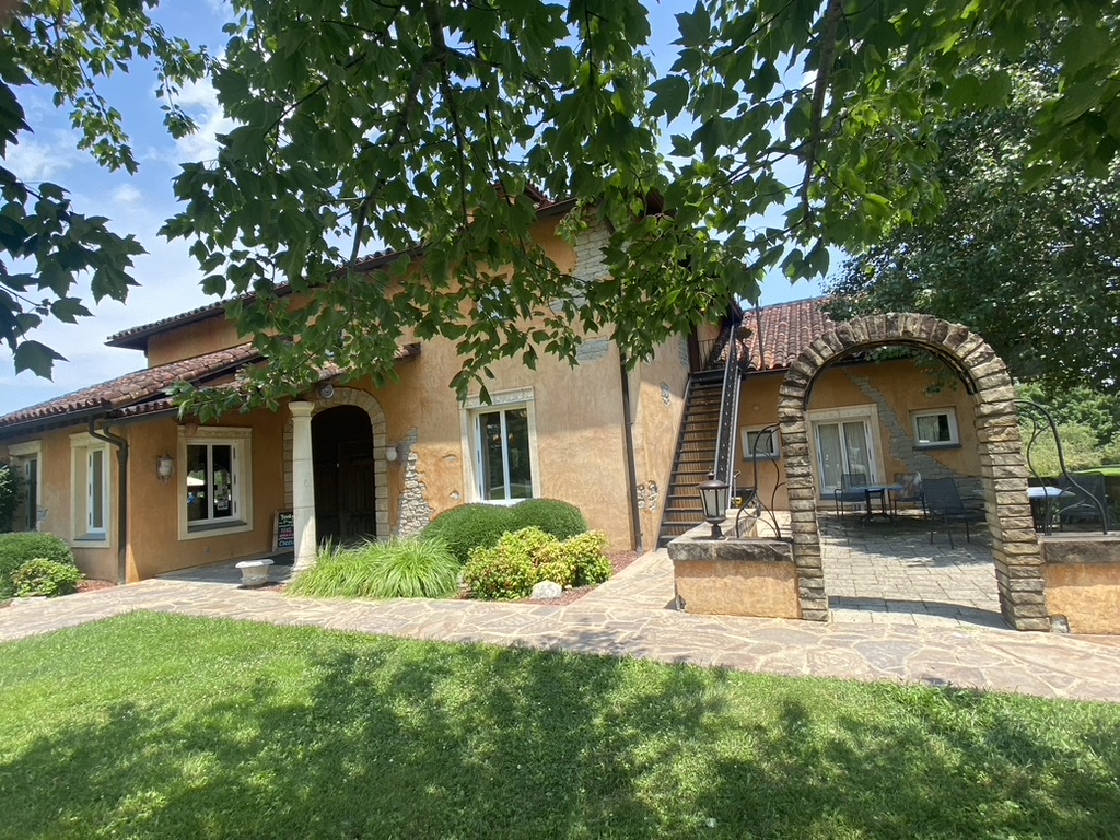Blue Sky Vineyard on Shawnee Hills wine trail